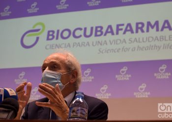 El Dr. Franco Cavalli, presidente de la ONG MediCuba Europa y un reconocido especialista en óncología, director del Instituto Oncológico del Sur de Suiza, durante una conferencia de prensa en La Habana, el 13 de noviembre de 2020. Foto: Otmaro Rodríguez.