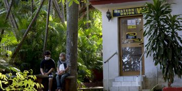 Personas esperan ser atendidas en una oficina de Western Union en su último día de operaciones en La Habana, Cuba, el lunes 23 de noviembre de 2020. Foto: Ismael Francisco / AP.