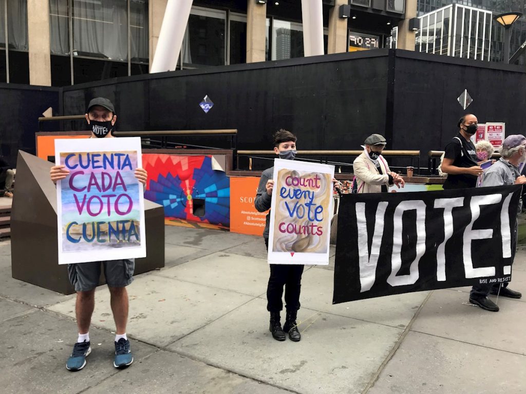 Activistas llaman a votar en las elecciones de EE.UU. en un centro de votación en Madison Square, en Nueva York. Foto: Nora Quintanilla / EFE / Archivo.