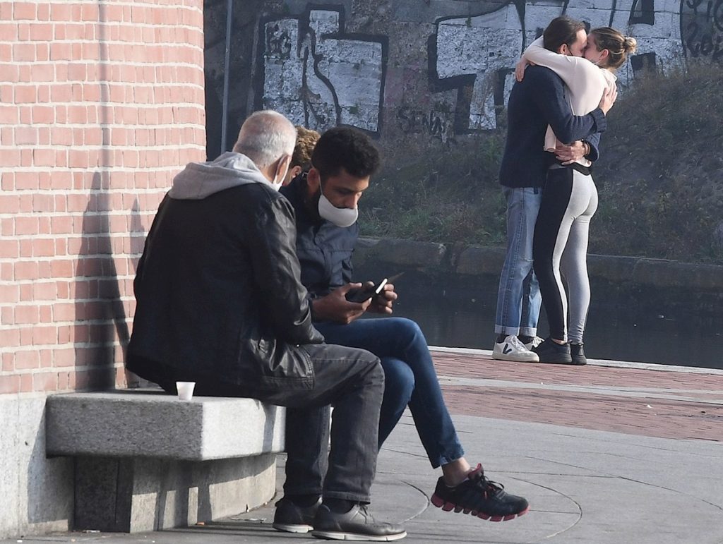 Una joven pareja se besa en el distrito de Navigli, en Milán, Italia, en medio de la pandemia de COVID-19, el 10 de noviembre de 2020. Foto: Daniel Dal Zennaro / EFE.