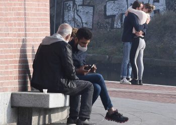 Una joven pareja se besa en el distrito de Navigli, en Milán, Italia, en medio de la pandemia de COVID-19, el 10 de noviembre de 2020. Foto: Daniel Dal Zennaro / EFE.
