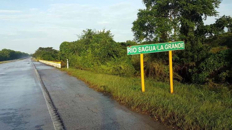 Tramo de la Autopista Nacional de Cuba en las cercanías del río Sagua La Grande. Foto: radiocubana.cu