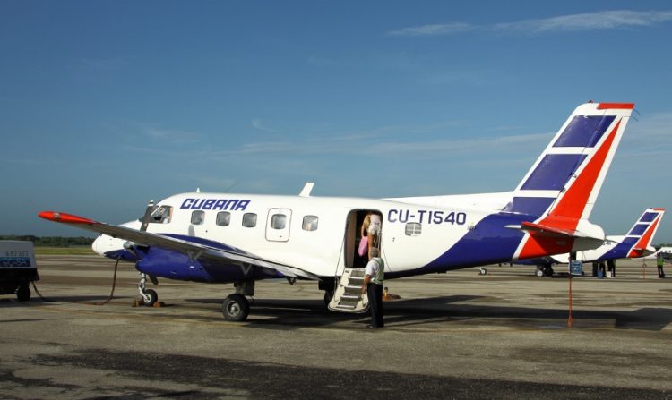 Un avión de Cubana de Aviación del tipo Embraer 110, como el averiado este 28 de noviembre de 2020 al aterrizar en el aeropuerto de La Habana, procedente de la Isla de la Juventud. Foto: jetphotos.com / Archivo.