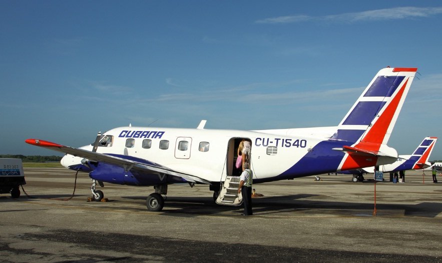 Un avión de Cubana de Aviación del tipo Embraer 110, como el averiado este 28 de noviembre de 2020 al aterrizar en el aeropuerto de La Habana, procedente de la Isla de la Juventud. Foto: jetphotos.com / Archivo.