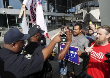 Enfrentamientos en Atlanta, Georgia, con partidarios de Trump que quisieron invadir un centro de conteo de votos el jueves 5 de noviembre de 2020. Foto: Erik S. Lesser / EFE.