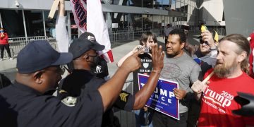 Enfrentamientos en Atlanta, Georgia, con partidarios de Trump que quisieron invadir un centro de conteo de votos el jueves 5 de noviembre de 2020. Foto: Erik S. Lesser / EFE.