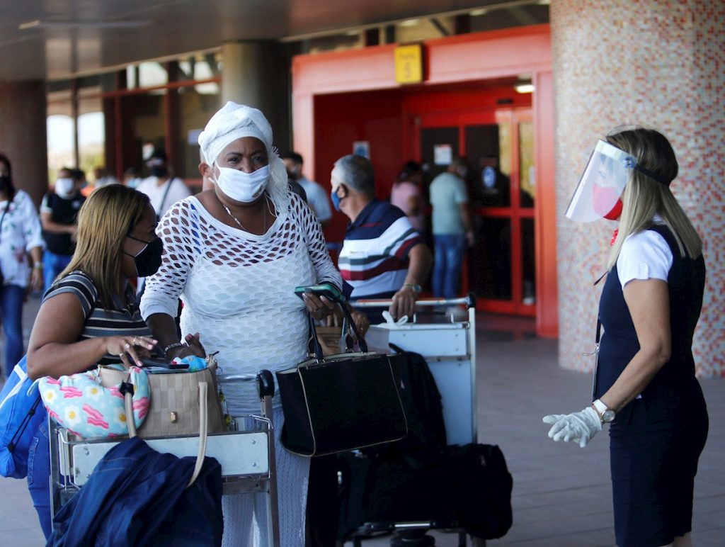 Viajeros en el aeropuerto José Martí de La Habana. Foto: Yander Zamora / EFE / Archivo.