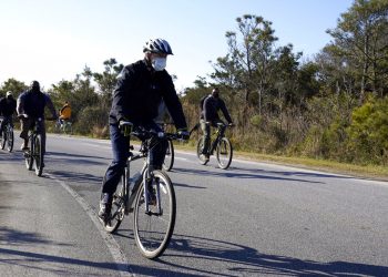 El presidente electo Joe Biden recorre en bicicleta el parque estatal Cape Henlopen en Lewes, Delaware. Foto: Alex Brandon, AP/Archivo.