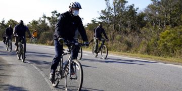 El presidente electo Joe Biden recorre en bicicleta el parque estatal Cape Henlopen en Lewes, Delaware. Foto: Alex Brandon, AP/Archivo.