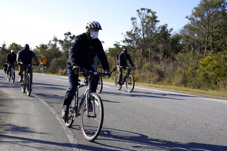 El presidente electo Joe Biden recorre en bicicleta el parque estatal Cape Henlopen en Lewes, Delaware. Foto: Alex Brandon, AP/Archivo.