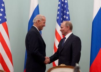 Joe Biden y Vladimir Putin (d), durante un encuentro en Moscú (Rusia), 2011. Foto: MAXIM SHIPENKOV/Archivo/EFE.