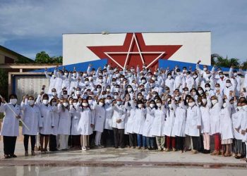 Integrantes de la nueva brigada médica cubana que trabajará en Azerbaiyán en el enfrentamiento a la COVID-19. Foto: Agencia Cubana de Noticias.