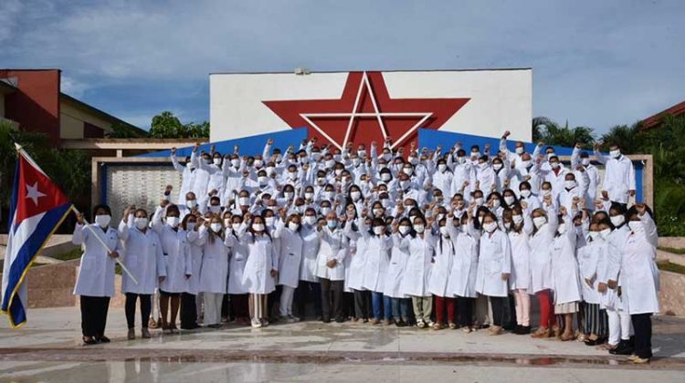 Integrantes de la nueva brigada médica cubana que trabajará en Azerbaiyán en el enfrentamiento a la COVID-19. Foto: Agencia Cubana de Noticias.