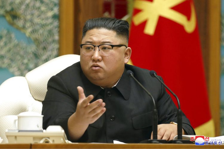 En esta imagen, distribuida por el gobierno de Corea del Norte,  Kim Jong-un asiste a una reunión del politburó del Partido de los Trabajadores, en Pyongyang, Corea del Norte. Foto: Agencia Central de Noticias de Corea/Korea News Service, vía AP, archivo.
