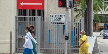 Trabajadores sanitarios en Miami-Dade, Florida, EE.UU., durante la pandemia de coronavirus. Foto: Cristóbal Herrera / EFE / Archivo.