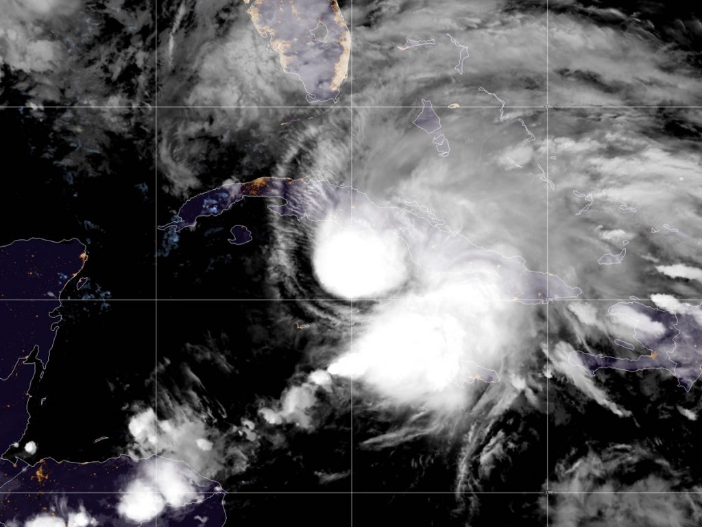 Vista satelital de la tormenta tropical Eta a punto de entrar a Cuba, en la noche del sábado 7 de noviembre de 2020. Foto: @NHC_Atlantic / Twitter/Archivo.