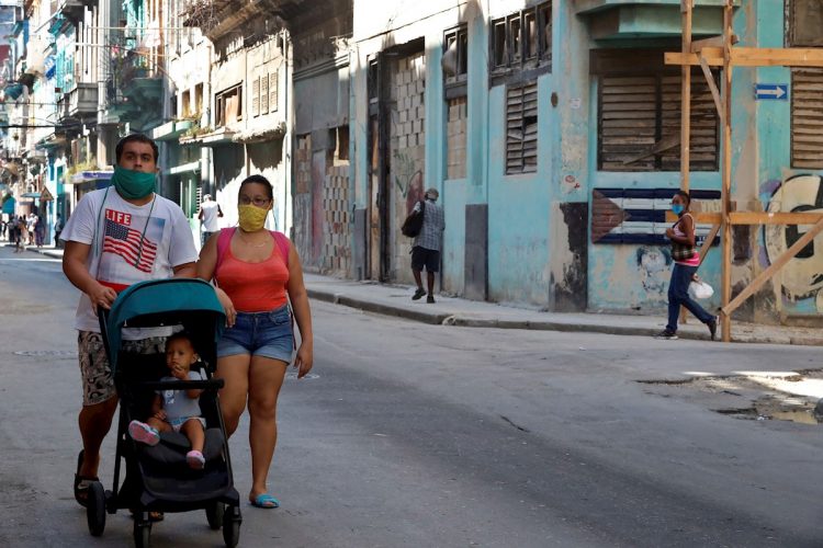 Una pareja pasea a su hijo en La Habana. Foto: Ernesto Mastrascusa / EFE.