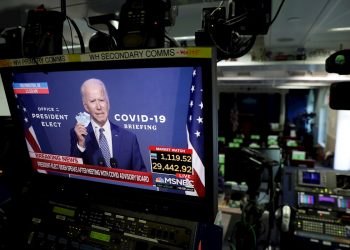 El presidente electo de EE.UU., Joe Biden, es visto durante su declaración en monitores de televisión en la sala de reuniones de la Casa Blanca en Washington, el 9 de noviembre de 2020. EFE/EPA/Yuri Gripas