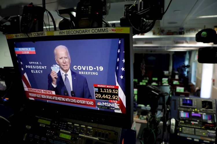 El presidente electo de EE.UU., Joe Biden, es visto durante su declaración en monitores de televisión en la sala de reuniones de la Casa Blanca en Washington, el 9 de noviembre de 2020. EFE/EPA/Yuri Gripas