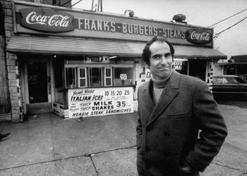 Philip Roth en una foto tomada en su ciudad, Newark. Foto: esquire.com