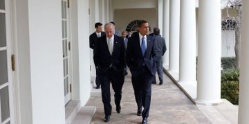 El entonces vice presidente Joe Biden, camina junto a Barack Obama por un pasillo de la Casa Blanca. Foto: AP
