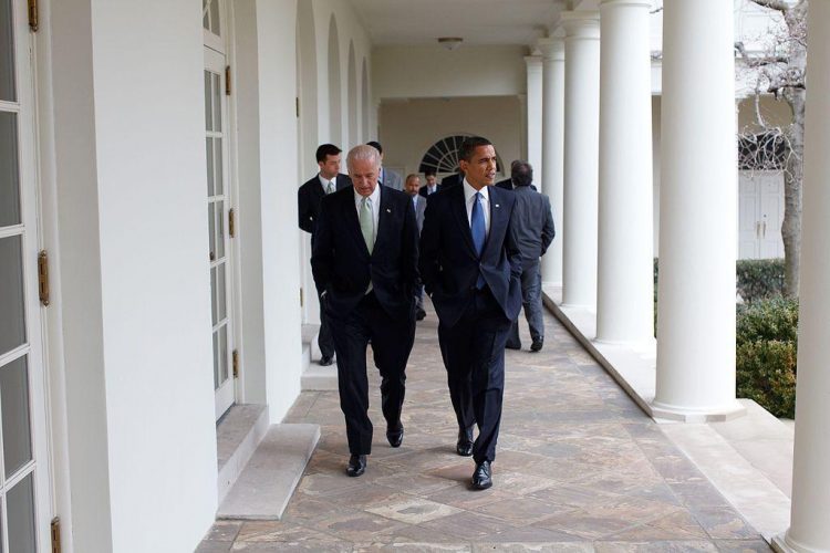 El entonces vice presidente Joe Biden, camina junto a Barack Obama por un pasillo de la Casa Blanca. Foto: AP
