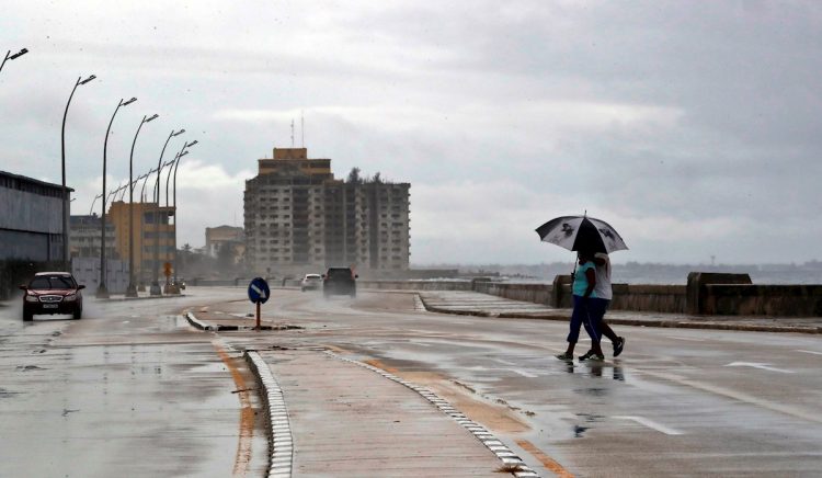 Además de la COVID-19, los cubanos han estado atentos al trayecto de la tormenta tropical Eta. Foto: Ernesto Mastrascusa/EFE.