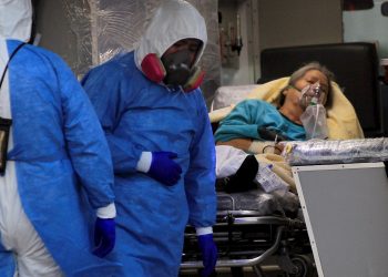 Empleados de la salud ingresan una paciente con COVID-19 hoy, al hospital General de la fronteriza Ciudad Juárez, en el estado de Chihuahua. Foto: Luis Torres/EFE.