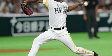 El pitcher cubano Liván Moinelo, con los Halcones de Softbank. Foto: bunshun.jp / Archivo.