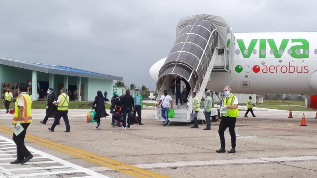 Llegada de un vuelo de la aerolínea mexicana Viva Aerobus procedente de Cancún, al Aeropuerto Internacional Abel Santamaría, de Santa Clara, Cuba. Foto: Aeropuerto Internacional Abel Santamaría / Facebook / Archivo.