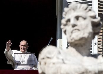 El Papa Francisco saluda a los feligreses en el Vaticano. Foto: Angelo Carconi / EFE / Archivo.