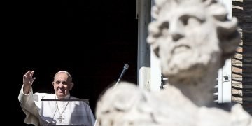 El Papa Francisco saluda a los feligreses en el Vaticano. Foto: Angelo Carconi / EFE / Archivo.