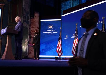 El presidente electo Joe Biden habla en el teatro The Queen el lunes 28 de diciembre de 2020, en Wilmington, Delaware. (AP Foto/Andrew Harnik)