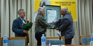 Alberto Prieto (c) recibió el Premio Nacional de Ciencias Sociales en 2019. Foto: habana.cu