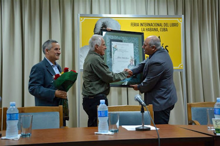 Alberto Prieto (c) recibió el Premio Nacional de Ciencias Sociales en 2019. Foto: habana.cu
