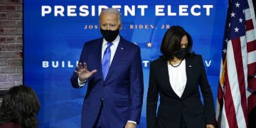 El presidente electo de Estados Unidos, Joe Biden, y la vicepresidenta electa, Kamala Harris, ambos con mascarilla por la pandemia del coronavirus, a su llegada a un acto para presentar a sus nominados y elegidos para cargos económicos, en el teatro The Queen, en Wilmington, Delaware, el 1 de diciembre de 2020. Foto: AP/Andrew Harnik.