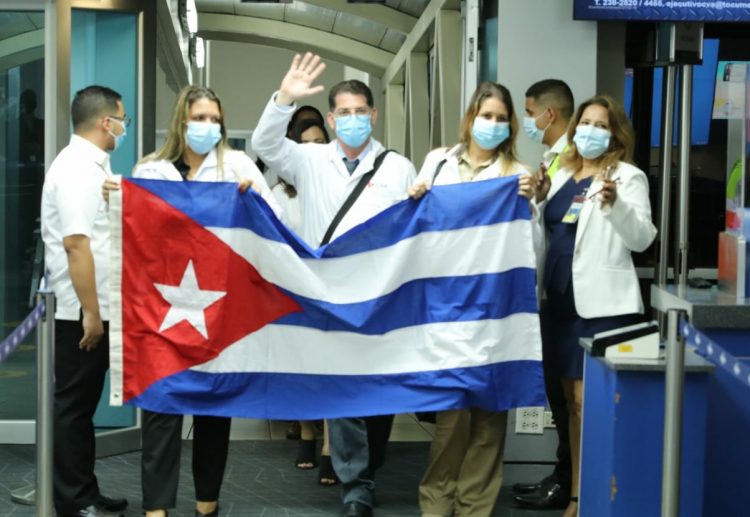 Grupo de colaboradores cubanos a su llegada a Panamá durante la pandemia por COVID-19. Foto: cuenta de Twitter del ministerio de salud de Panamá.