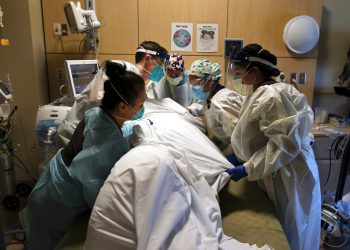 Personal médico atiende a un paciente de COVID-19 en el Centro Médico Providence Holy Cross en Los Ángeles, California, el 19 de noviembre de 2020. Foto: Jae C. Hong, AP.