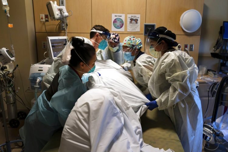 Personal médico atiende a un paciente de COVID-19 en el Centro Médico Providence Holy Cross en Los Ángeles, California, el 19 de noviembre de 2020. Foto: Jae C. Hong, AP.