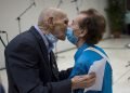 Los documentalistas Estela y Ernesto Bravo se besan tras recibir la Distinción por la Cultura Nacional, en La Habana, el 19 de diciembre de 2020. Foto: Otmaro Rodríguez.