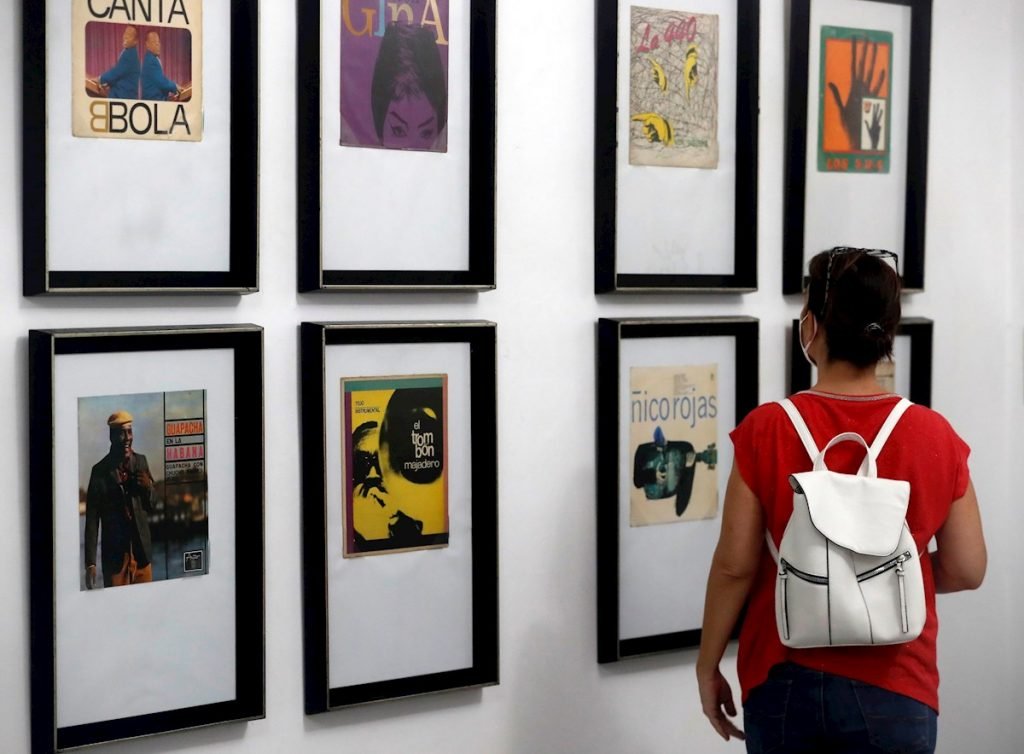 Un visitante observa varias caratulas de diversos discos en una exposición sobre portadas discográficas de entre 1960 y 1990., hoy en La Habana (Cuba). Foto: EFE/Ernesto Mastrascusa.