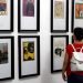 Un visitante observa varias caratulas de diversos discos en una exposición sobre portadas discográficas de entre 1960 y 1990., hoy en La Habana (Cuba). Foto: EFE/Ernesto Mastrascusa.
