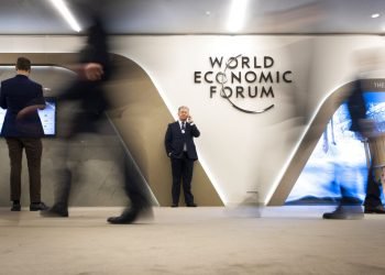 Participantes caminan por los pasillos durante el encuentro anual del Foro Económico Mundial, en Davos, Suiza. Foto: Gian Ehrenzeller/Keystone, vía AP/Archivo.