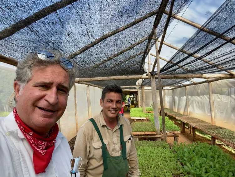 Joe García, junto al agricultor privado Fernando Funes, de la finca Marta, en la provincia Habana, especializada en productos orgánicos. | Cortesía de Joe García.