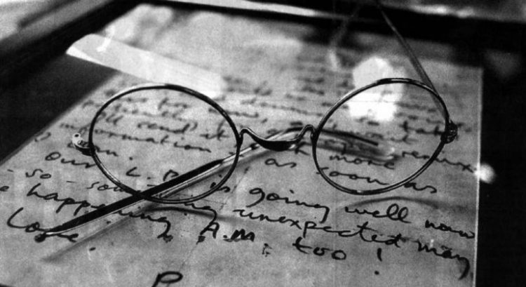 Las gafas de John Lennon, subastadas en Londres. Foto: archivo de El País.