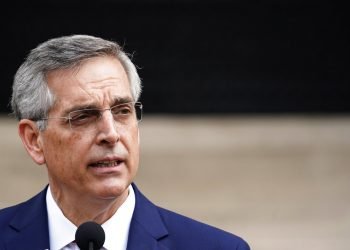 El secretario de estado de Georgia, Brad Raffensperger, hablando durante una conferencia de prensa en Atlanta el 11 de noviembre del 2020. Donald Trump lo describió como un "enemigo del pueblo". Foto: Brynn Anderson/AP.
