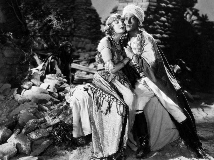 Rodolfo "Rudy" Valentino en el filme "El hijo del Sheik" (1926) del director George Fitzmaurice.