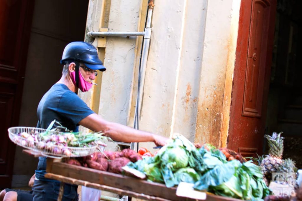 Punto de venta ambulante de viandas y vegetales en La Habana. Foto: Otmaro Rodríguez/Archivo.