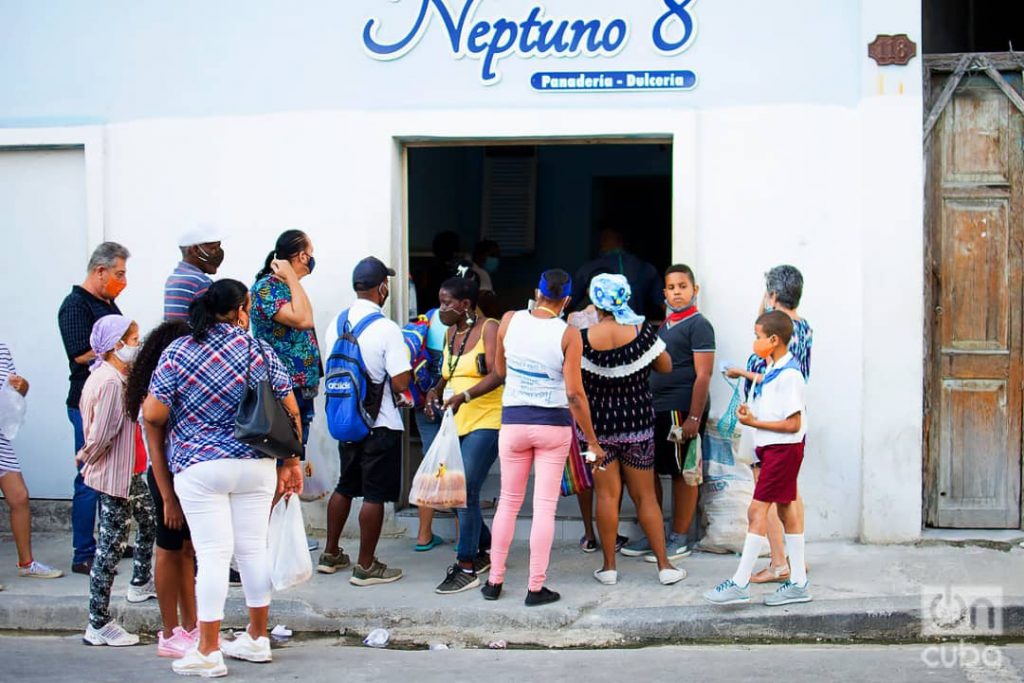 Personas hacen cola en una panadería estatal en La Habana. Foto: Otmaro Rodríguez.