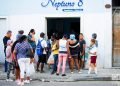 Personas hacen cola en una panadería estatal en La Habana. Foto: Otmaro Rodríguez.